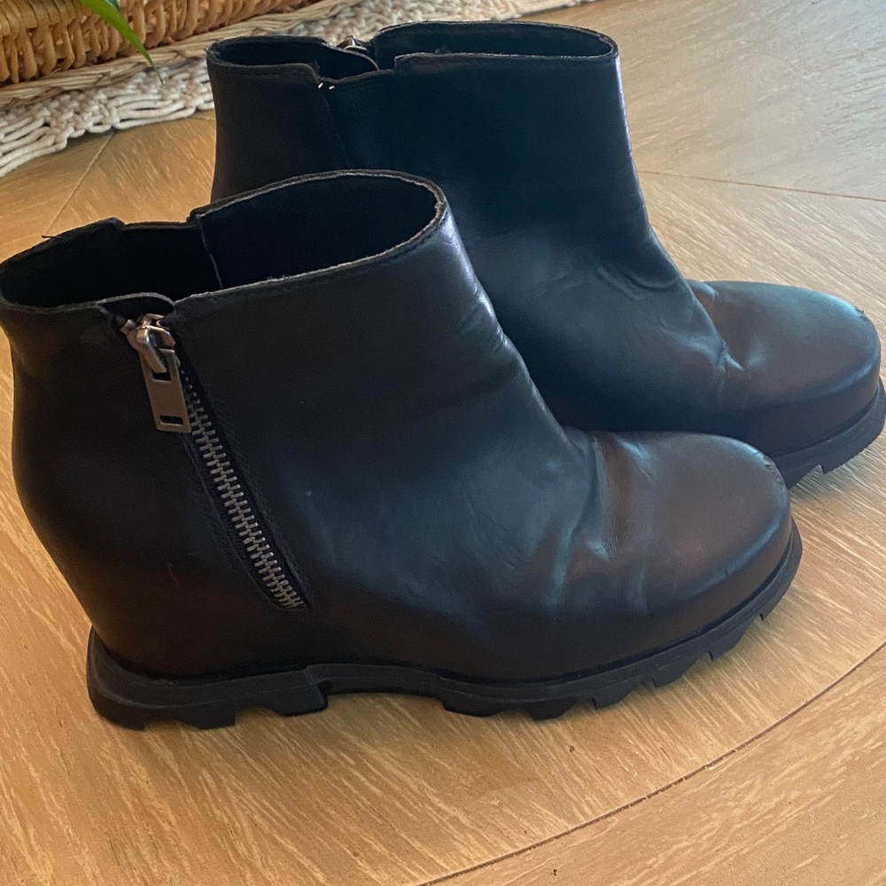 Sorel Black Wedge Ankle Boots with Zipper
